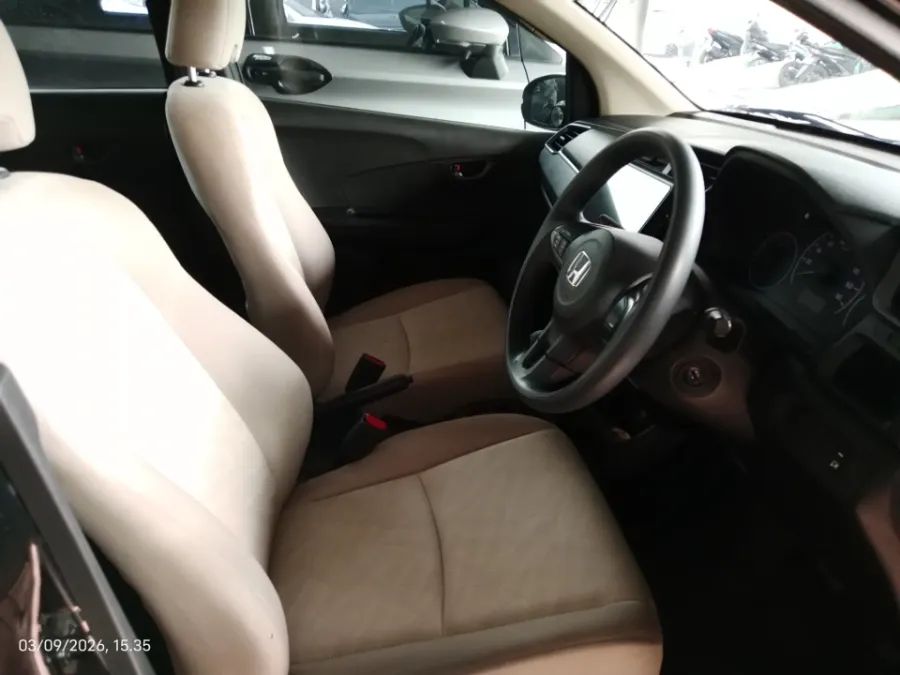 Foto Mobil Bekas Kabin Depan Honda Mobilio 1.5 E tahun 2020