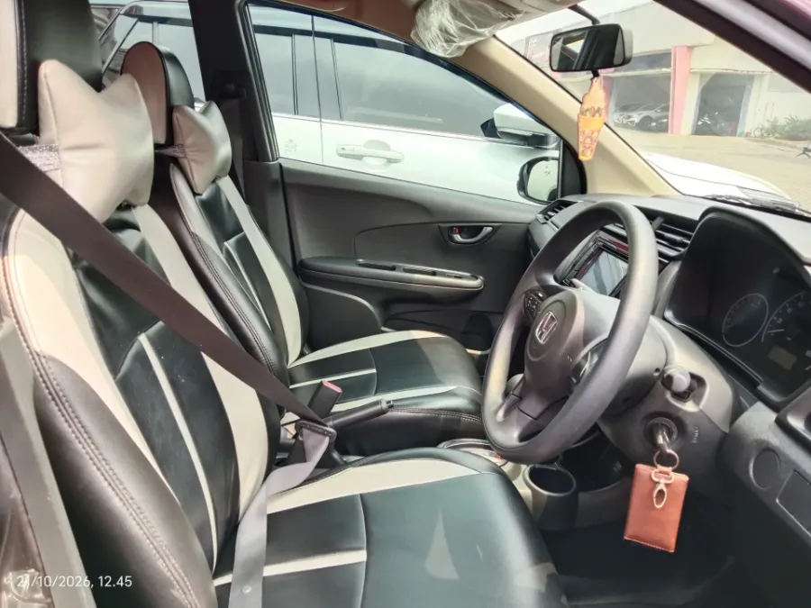 Foto Mobil Bekas Kabin Depan Honda Mobilio 1.5 E tahun 2020