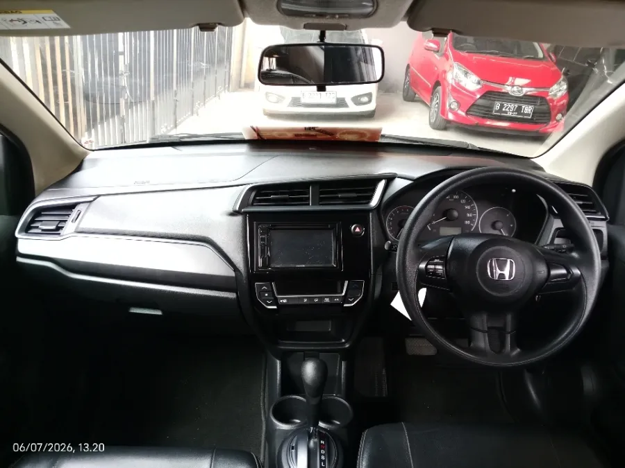 Foto Mobil Bekas Dashboard Honda Mobilio 1.5 E tahun 2021