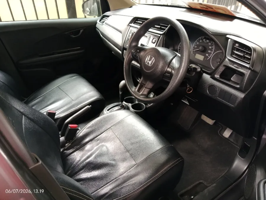 Foto Mobil Bekas Kabin Depan Honda Mobilio 1.5 E tahun 2021