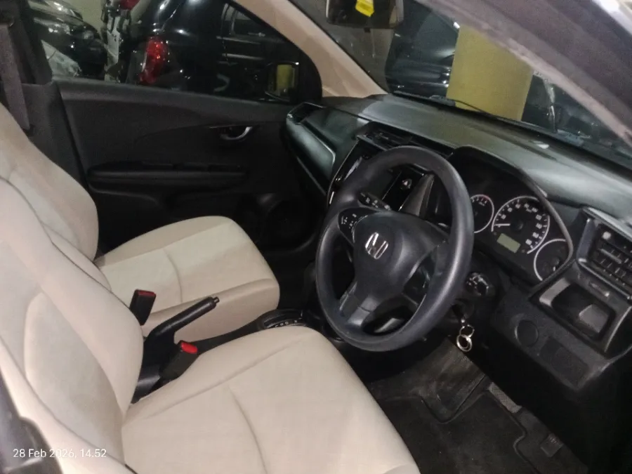 Foto Mobil Bekas Kabin Depan Honda Mobilio 1.5 E tahun 2021