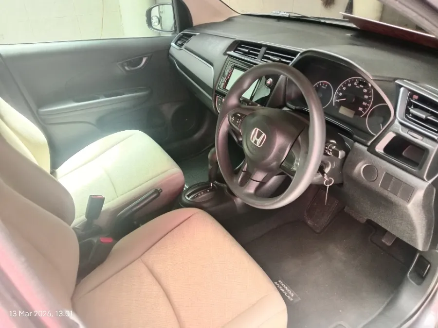 Foto Mobil Bekas Kabin Depan Honda Mobilio 1.5 E tahun 2021