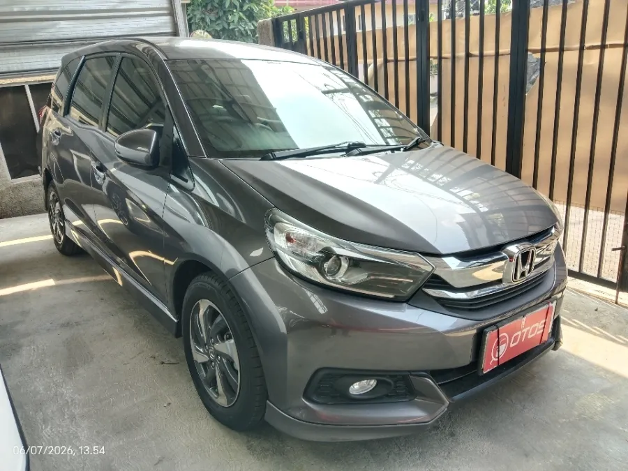 Foto Mobil Bekas Kanan Depan Honda Mobilio 1.5 E tahun 2021