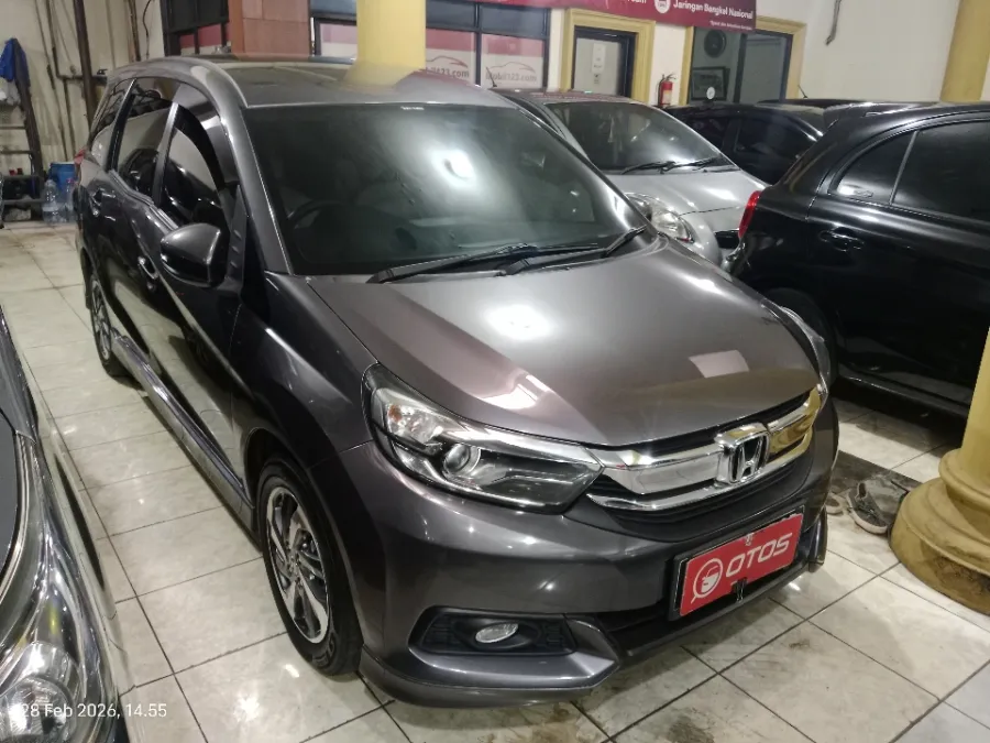 Foto Mobil Bekas Kanan Depan Honda Mobilio 1.5 E tahun 2021
