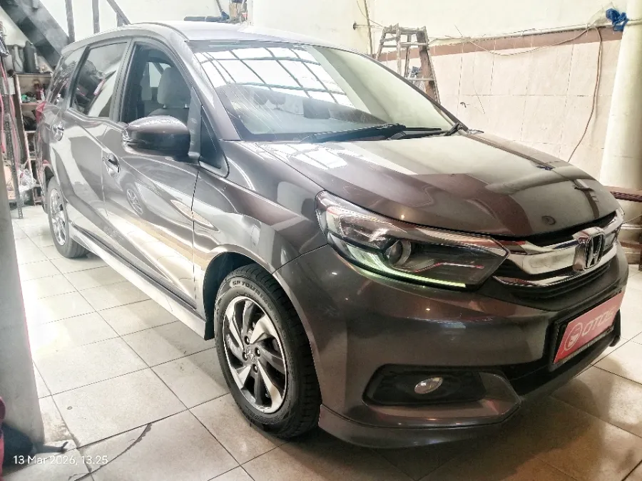 Foto Mobil Bekas Kanan Depan Honda Mobilio 1.5 E tahun 2021