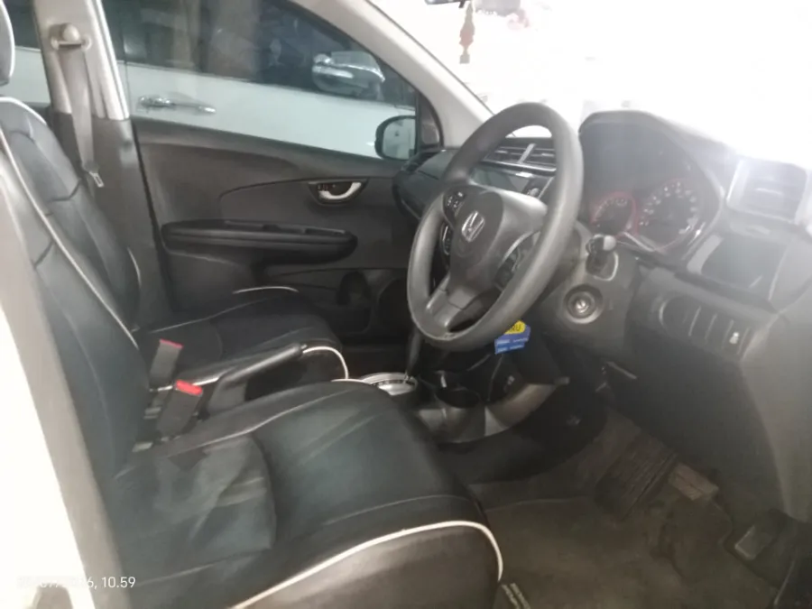 Foto Mobil Bekas Kabin Depan Honda Mobilio 1.5 RS tahun 2017