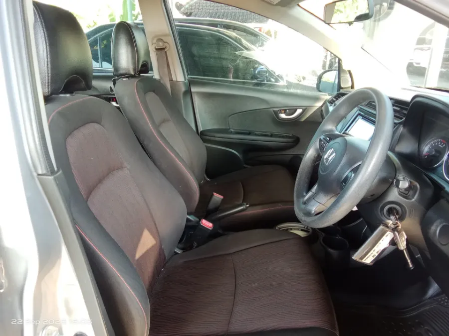Foto Mobil Bekas Kabin Depan Honda Mobilio 1.5 RS tahun 2017