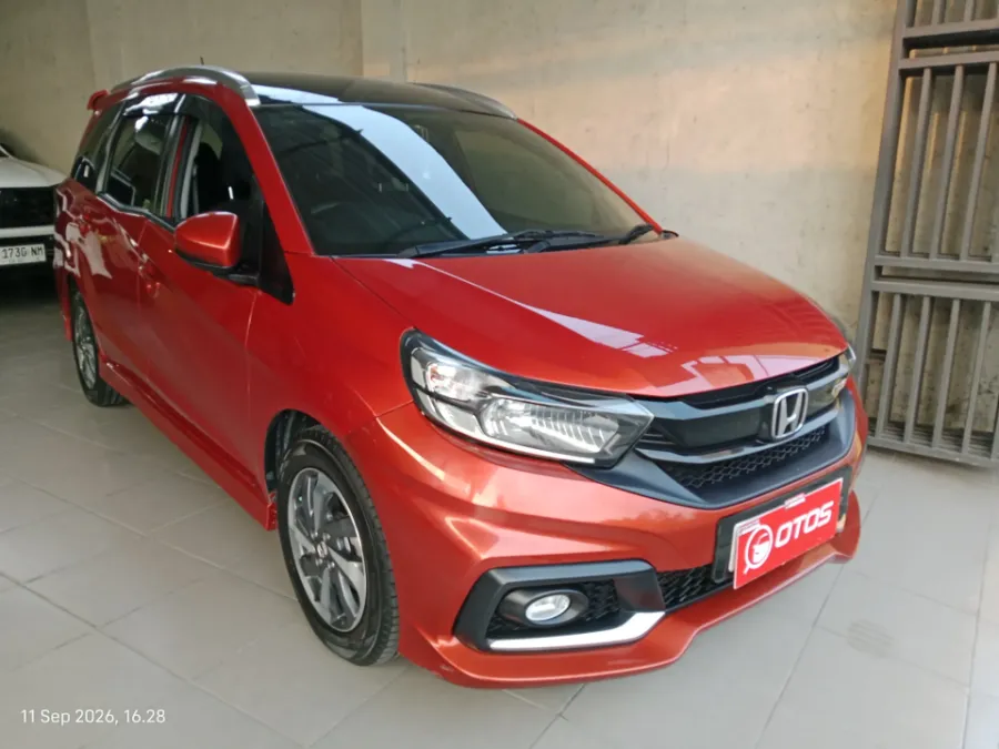 Foto Mobil Bekas Kanan Depan Honda Mobilio 1.5 RS tahun 2017