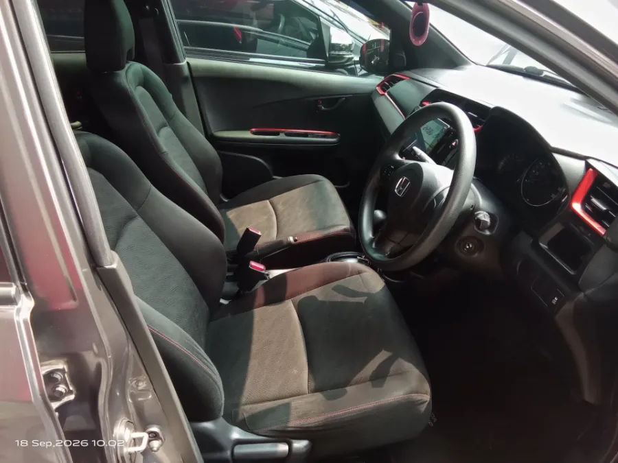 Foto Mobil Bekas Kabin Depan Honda Mobilio 1.5 RS tahun 2019