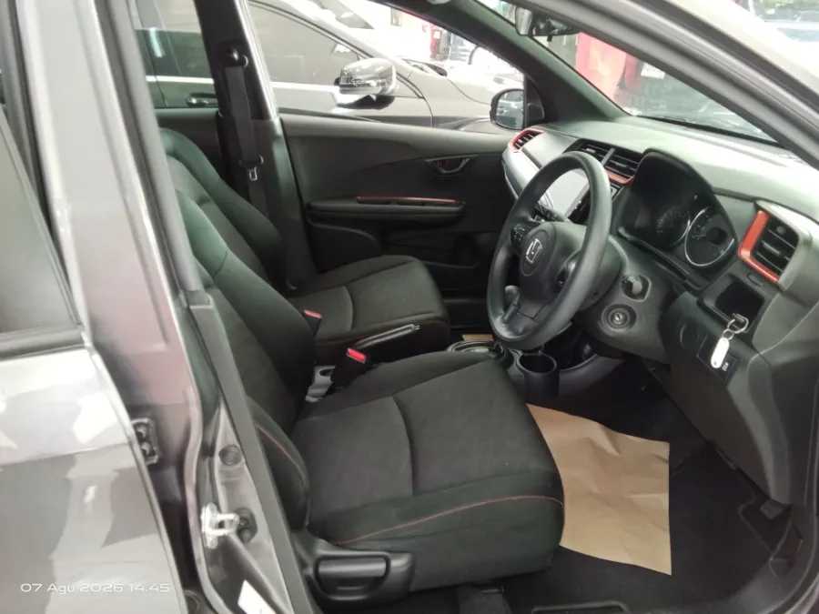 Foto Mobil Bekas Kabin Depan Honda Mobilio 1.5 RS tahun 2020