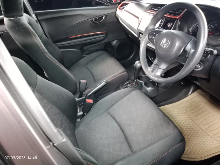 Foto Mobil Bekas Kabin Depan Honda Mobilio 1.5 RS tahun 2020