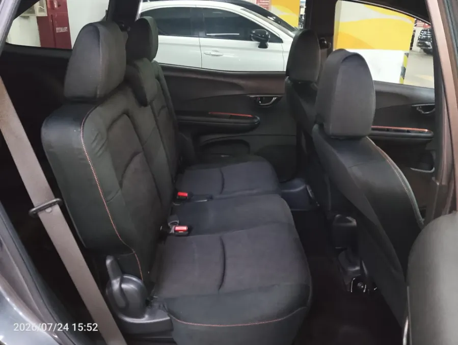 Foto Mobil Bekas Kabin Belakang Honda Mobilio 1.5 RS tahun 2021