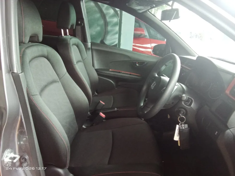 Foto Mobil Bekas Kabin Depan Honda Mobilio 1.5 RS tahun 2021