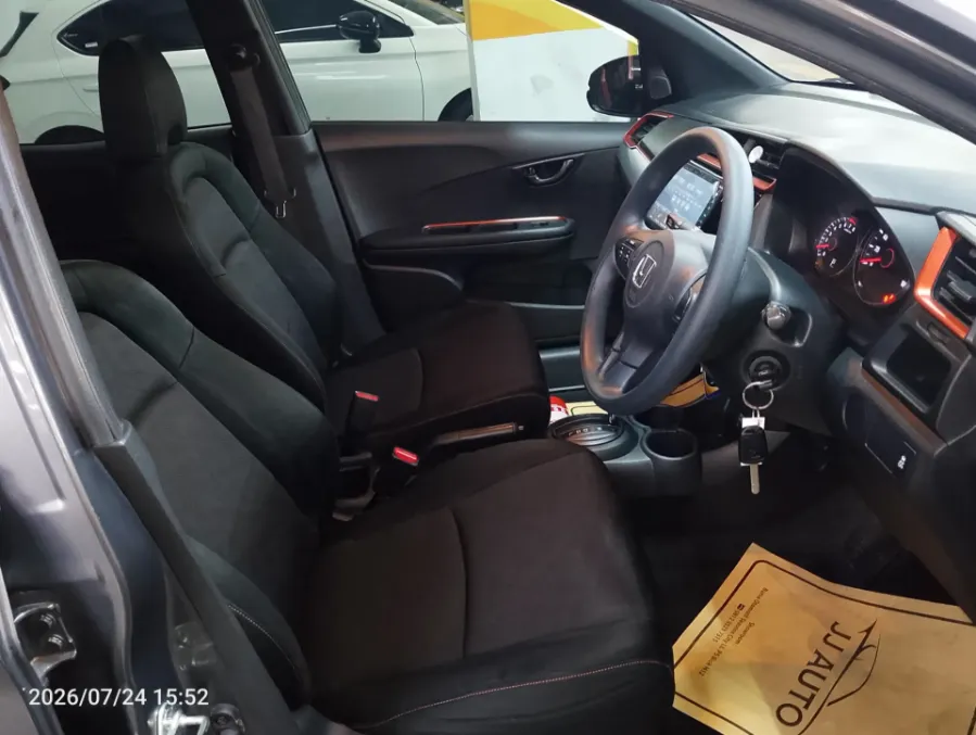 Foto Mobil Bekas Kabin Depan Honda Mobilio 1.5 RS tahun 2021