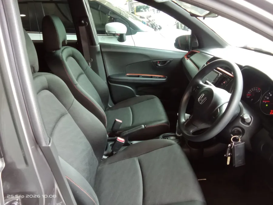 Foto Mobil Bekas Kabin Depan Honda Mobilio 1.5 RS tahun 2021