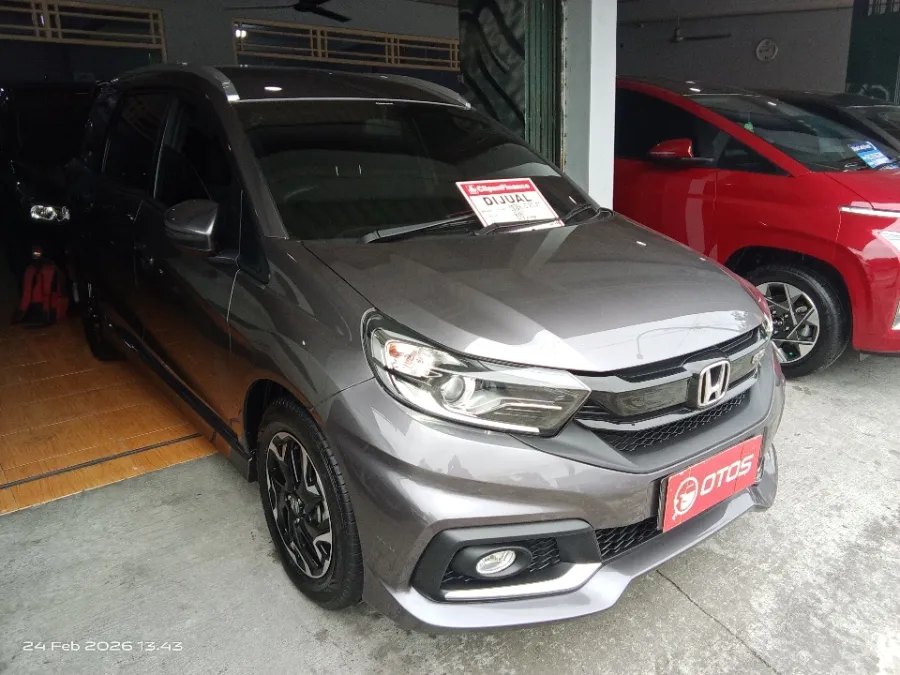 Foto Mobil Bekas Kanan Depan Honda Mobilio 1.5 RS tahun 2021