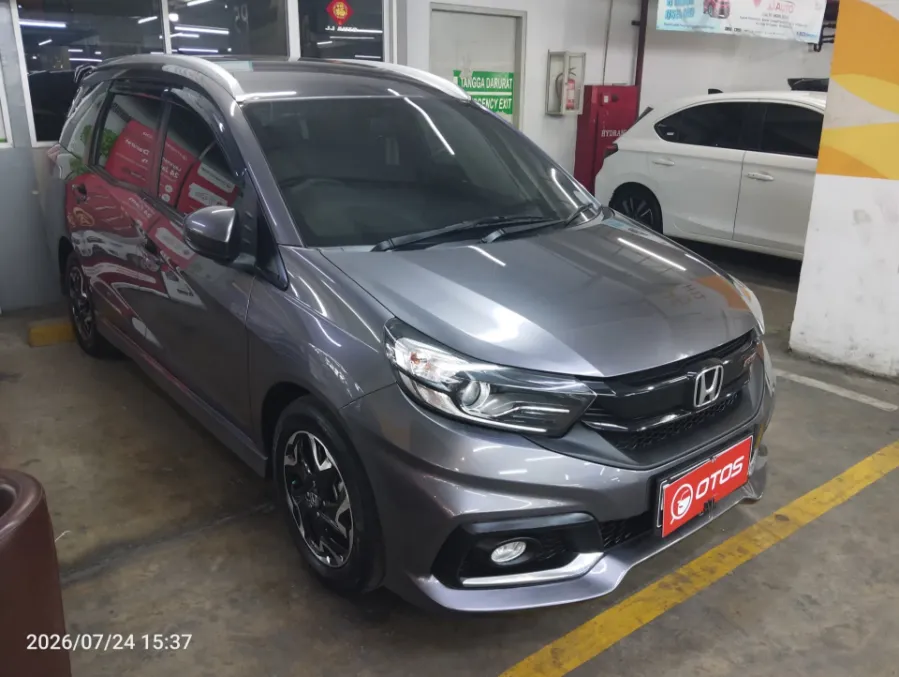 Foto Mobil Bekas Kanan Depan Honda Mobilio 1.5 RS tahun 2021