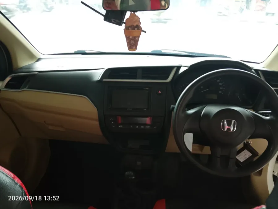 Foto Mobil Bekas Dashboard Honda Mobilio 1.5 S tahun 2016