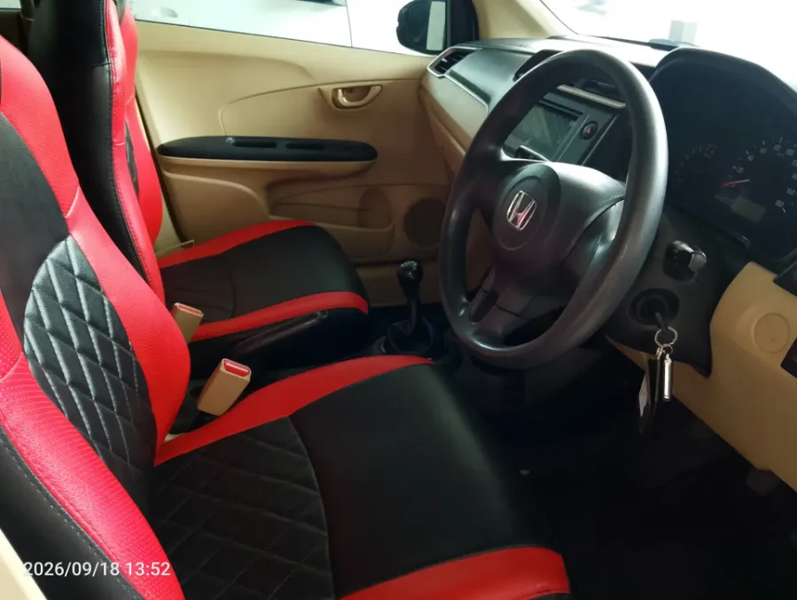 Foto Mobil Bekas Kabin Depan Honda Mobilio 1.5 S tahun 2016