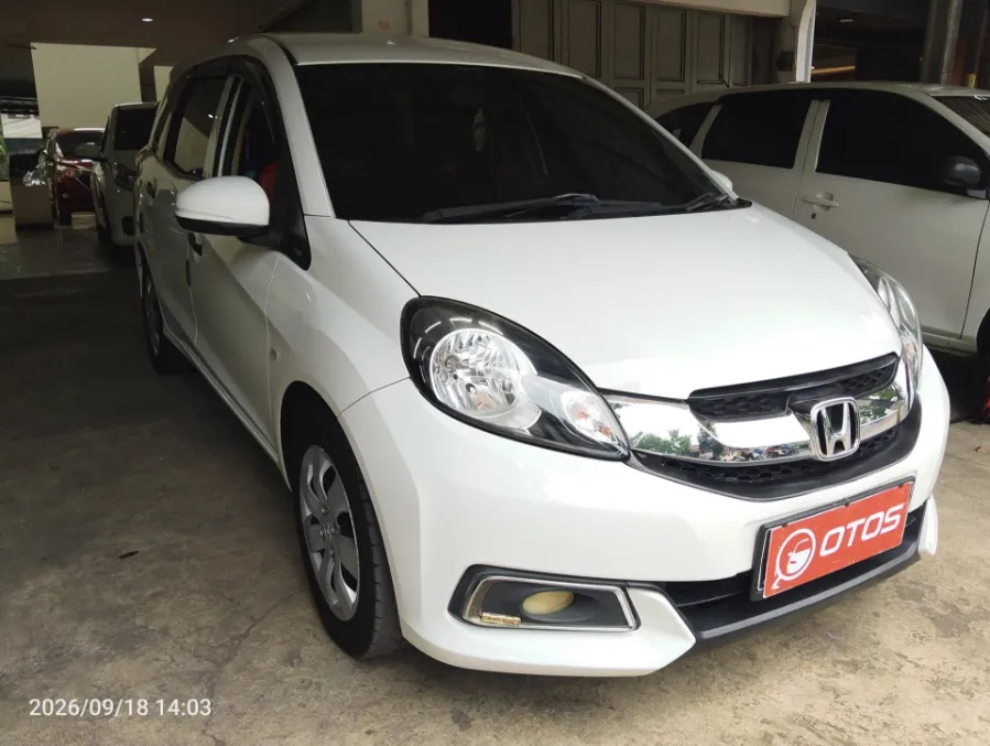 Foto Mobil Bekas Kanan Depan Honda Mobilio 1.5 S tahun 2016