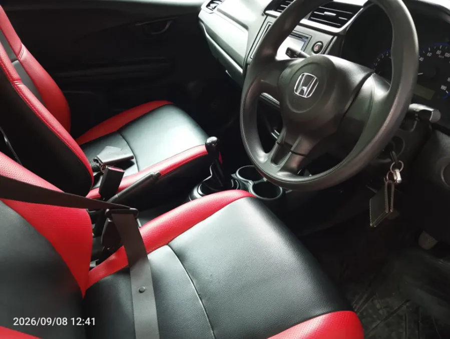 Foto Mobil Bekas Kabin Depan Honda Mobilio 1.5 S tahun 2017