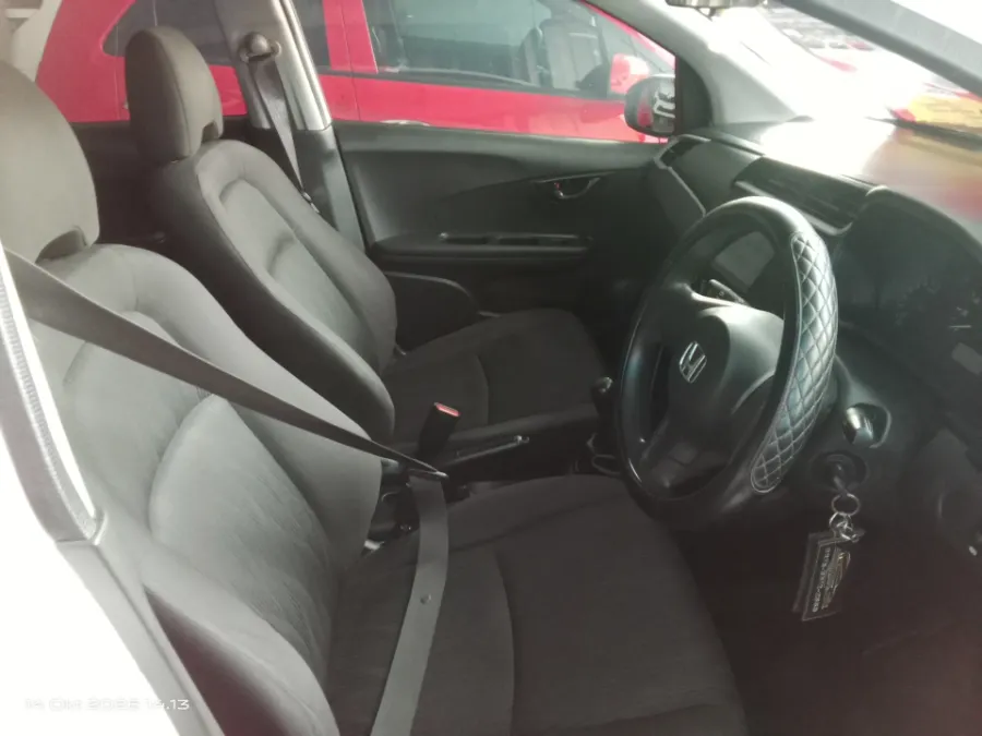 Foto Mobil Bekas Kabin Depan Honda Mobilio 1.5 S tahun 2017