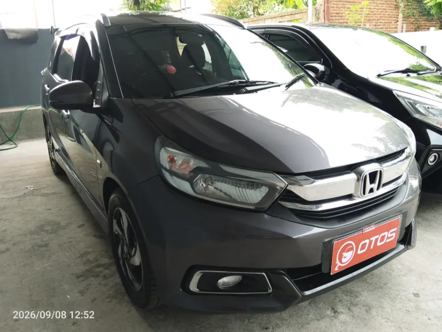 Foto Mobil Bekas Kanan Depan Honda Mobilio 1.5 S tahun 2017
