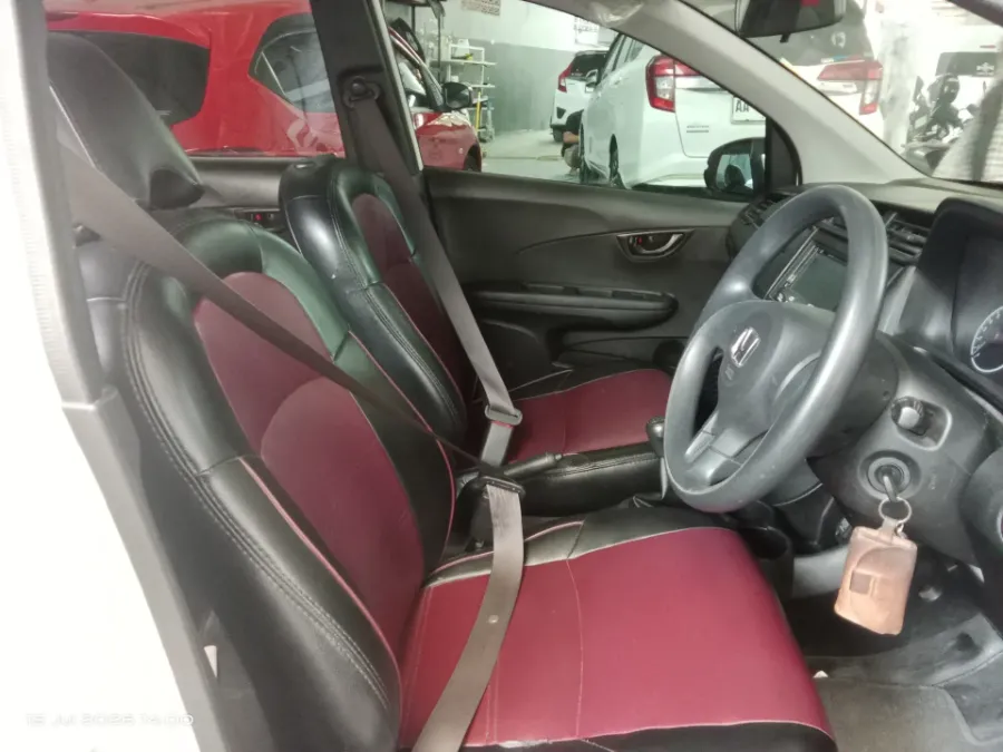 Foto Mobil Bekas Kabin Depan Honda Mobilio 1.5 S tahun 2019