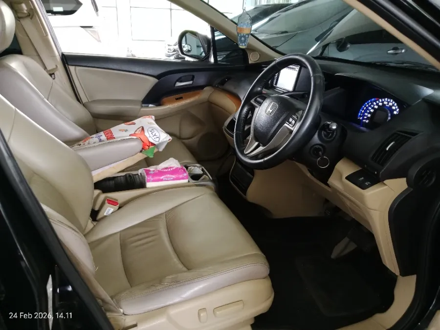 Foto Mobil Bekas Kabin Depan Honda Odyssey 2.4 tahun 2010
