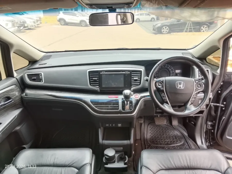 Foto Mobil Bekas Dashboard Honda Odyssey 2.4 E tahun 2016
