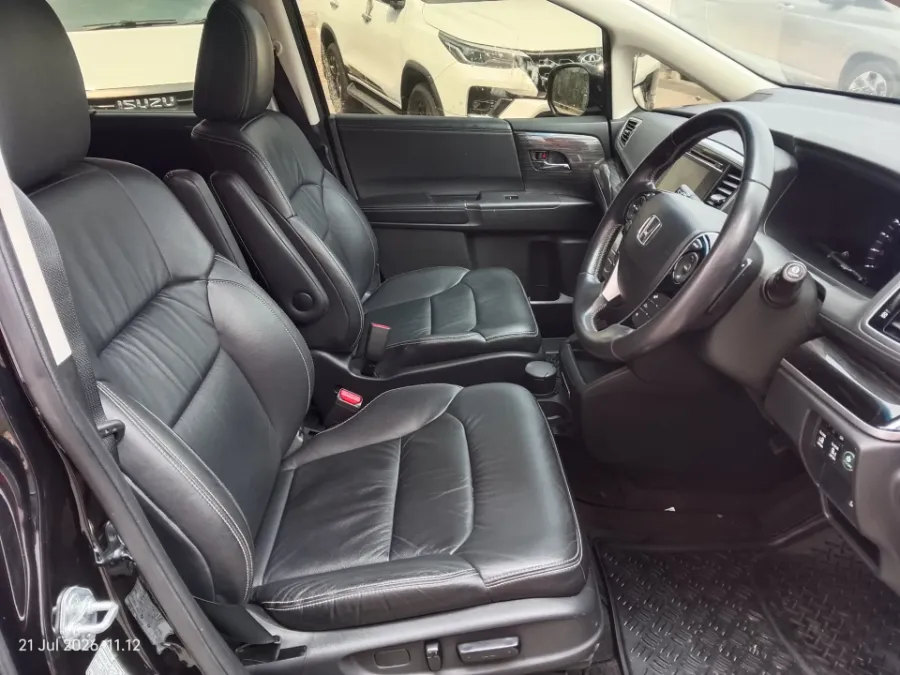 Foto Mobil Bekas Kabin Depan Honda Odyssey 2.4 E tahun 2016