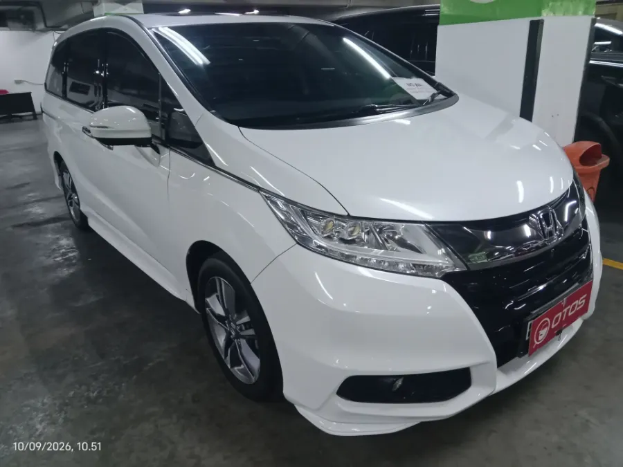 Foto Mobil Bekas Kanan Depan Honda Odyssey 2.4 E tahun 2017