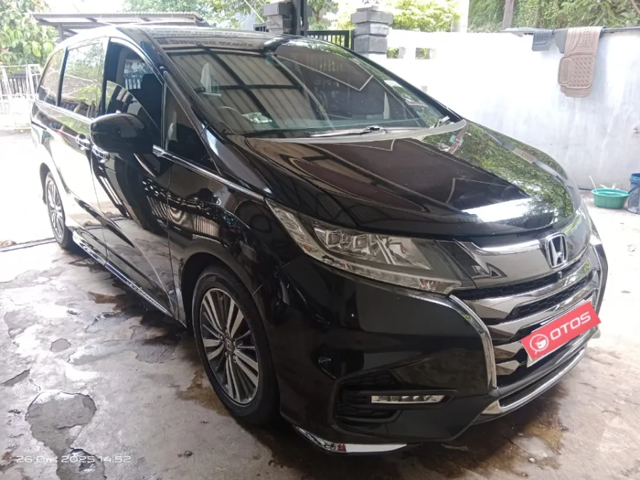 Foto Mobil Bekas Kanan Depan Honda Odyssey 2.4 E tahun 2018