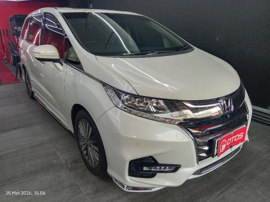 Foto Mobil Bekas Kanan Depan Honda Odyssey 2.4 E tahun 2020