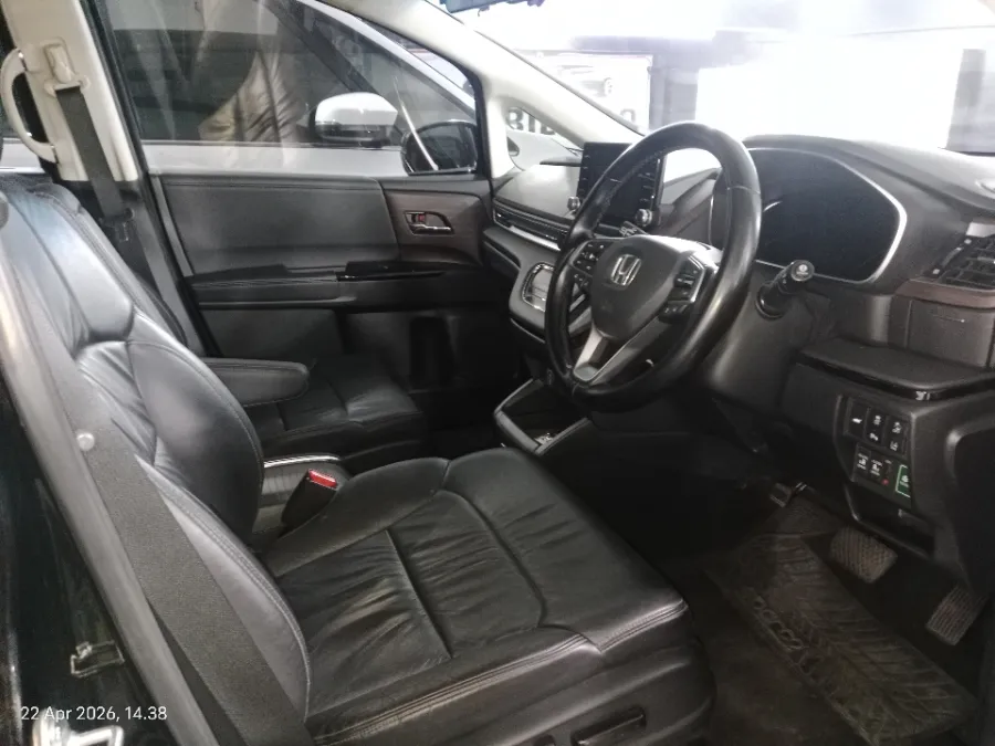 Foto Mobil Bekas Kabin Depan Honda Odyssey 2.4 E tahun 2021