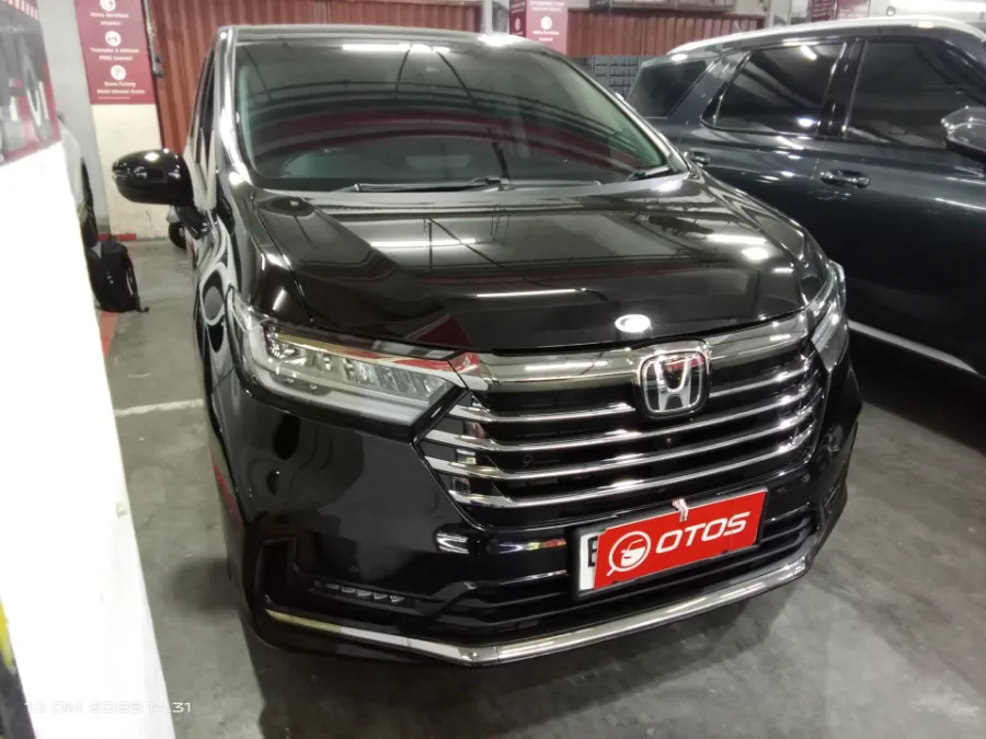 Foto Mobil Bekas Kanan Depan Honda Odyssey 2.4 E tahun 2021