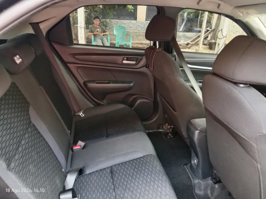 Foto Mobil Bekas Kabin Belakang Honda WR-V 1.5 E tahun 2024