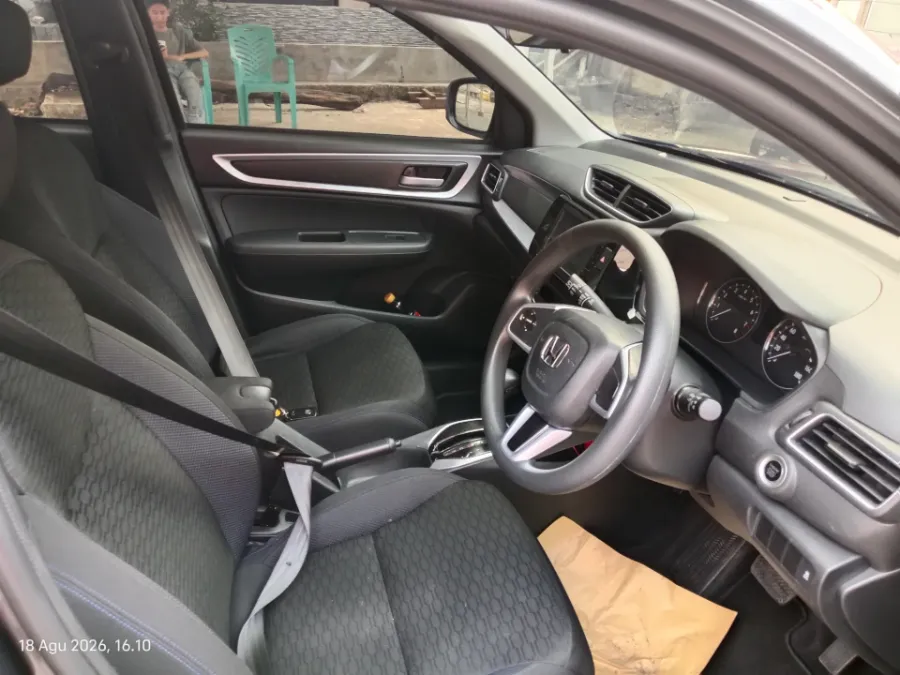 Foto Mobil Bekas Kabin Depan Honda WR-V 1.5 E tahun 2024