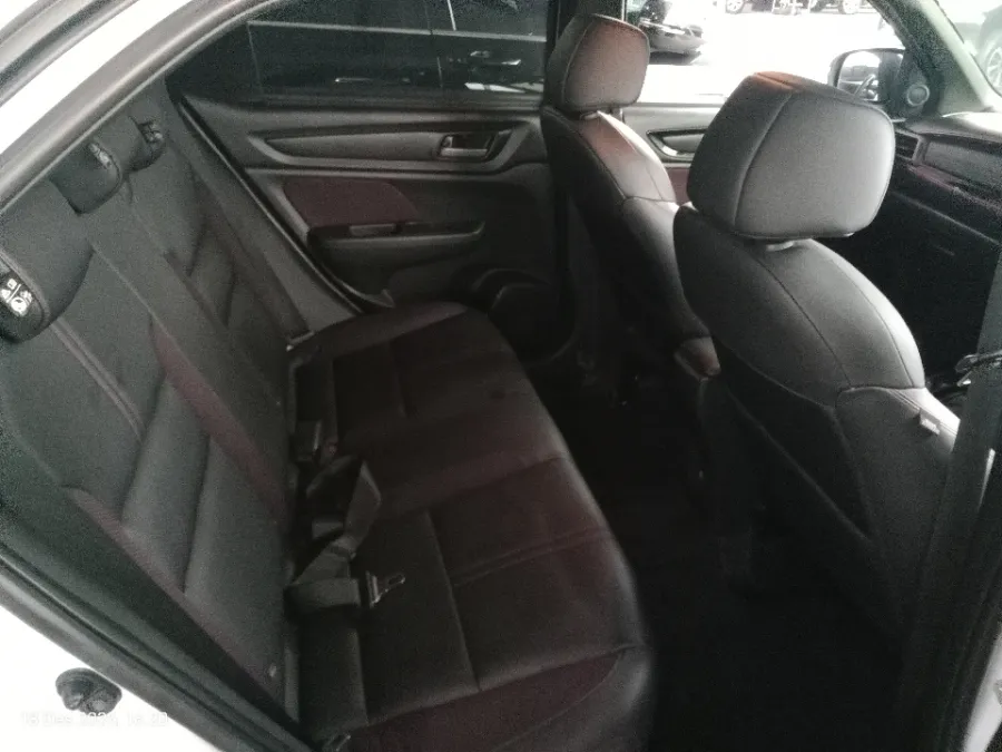 Foto Mobil Bekas Kabin Belakang Honda WR-V 1.5 RS tahun 2023