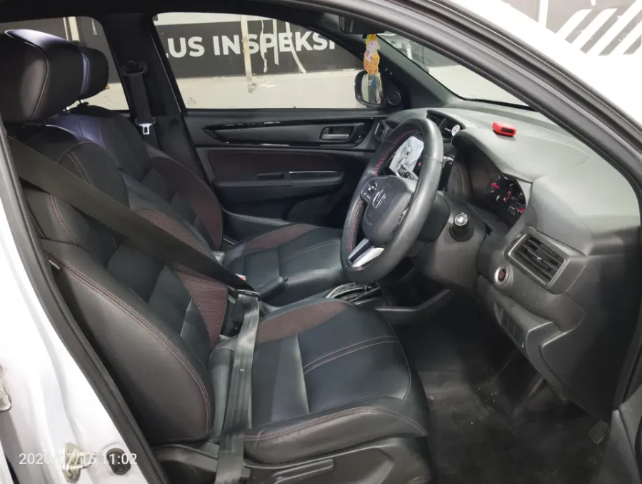 Foto Mobil Bekas Kabin Depan Honda WR-V 1.5 RS tahun 2023