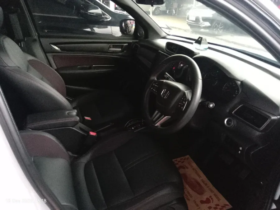 Foto Mobil Bekas Kabin Depan Honda WR-V 1.5 RS tahun 2023