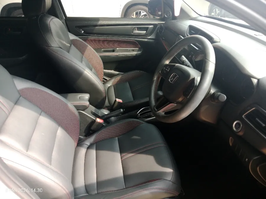 Foto Mobil Bekas Kabin Depan Honda WR-V 1.5 RS tahun 2023