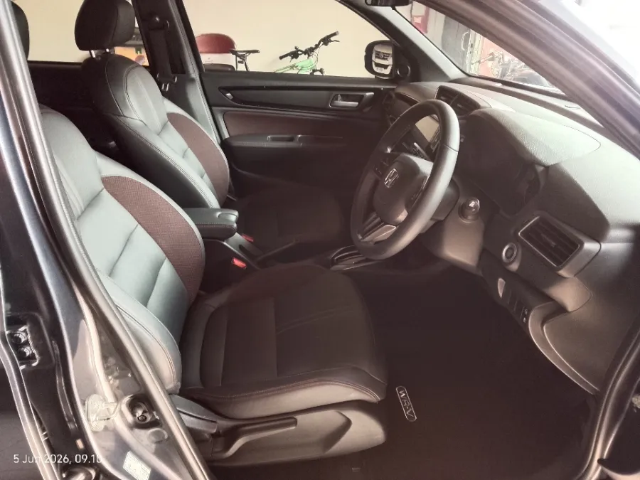 Foto Mobil Bekas Kabin Depan Honda WR-V 1.5 RS tahun 2023