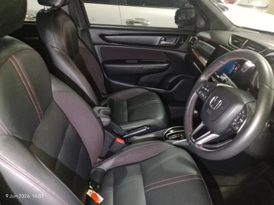 Foto Mobil Bekas Kabin Depan Honda WR-V 1.5 RS tahun 2023