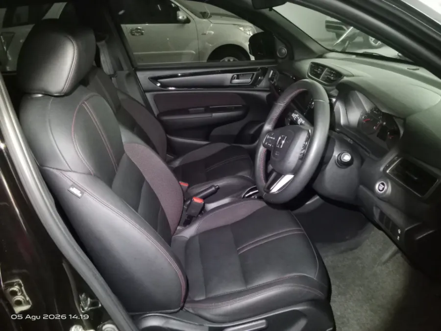Foto Mobil Bekas Kabin Depan Honda WR-V 1.5 RS tahun 2023