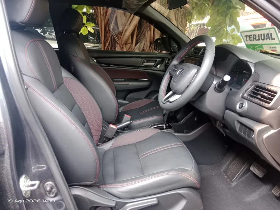 Foto Mobil Bekas Kabin Depan Honda WR-V 1.5 RS tahun 2023