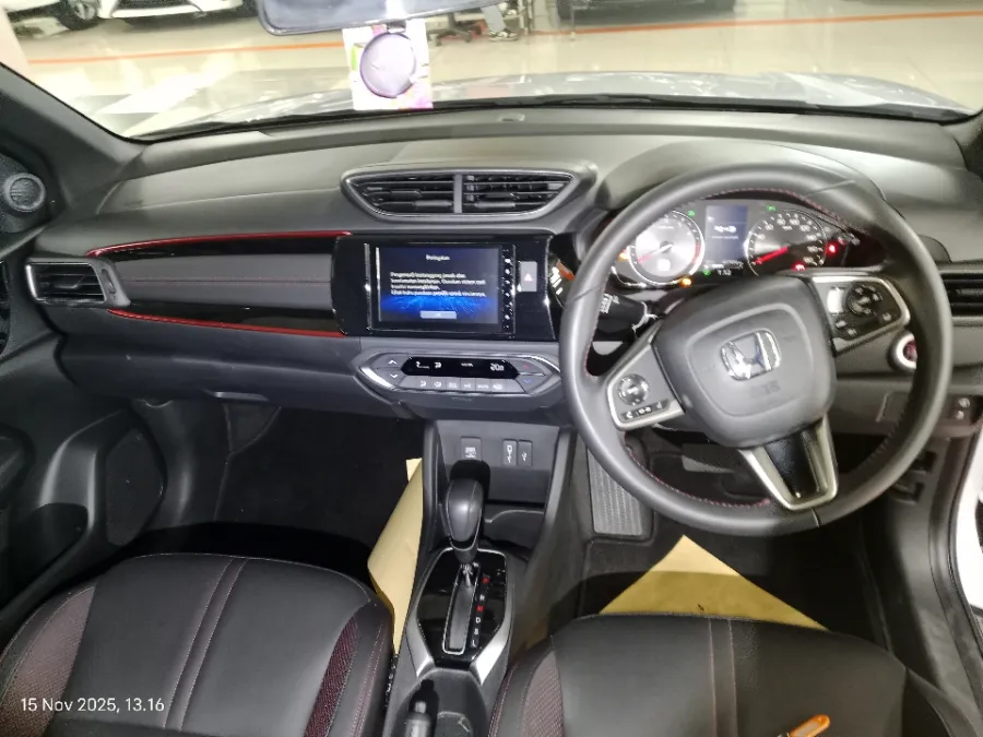 Foto Mobil Bekas Dashboard Honda WR-V 1.5 RS tahun 2024
