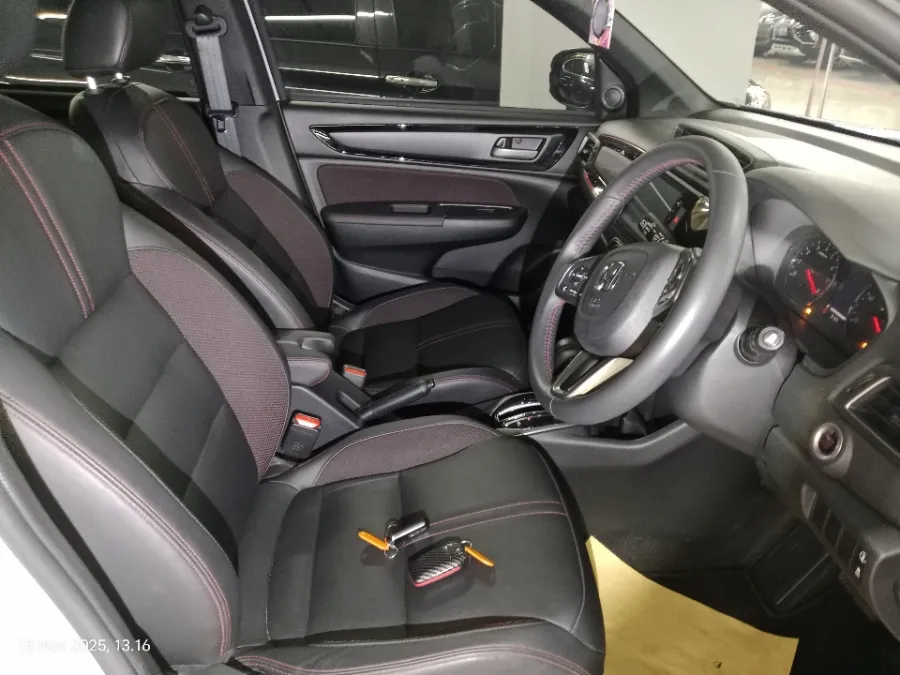 Foto Mobil Bekas Kabin Depan Honda WR-V 1.5 RS tahun 2024