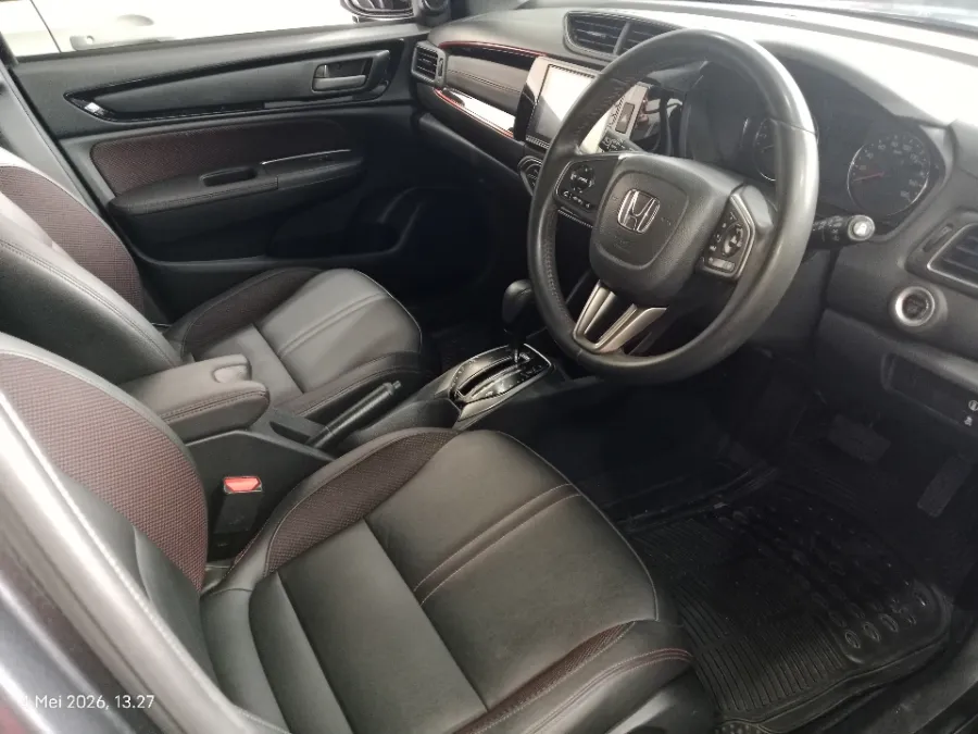 Foto Mobil Bekas Kabin Depan Honda WR-V 1.5 RS tahun 2024