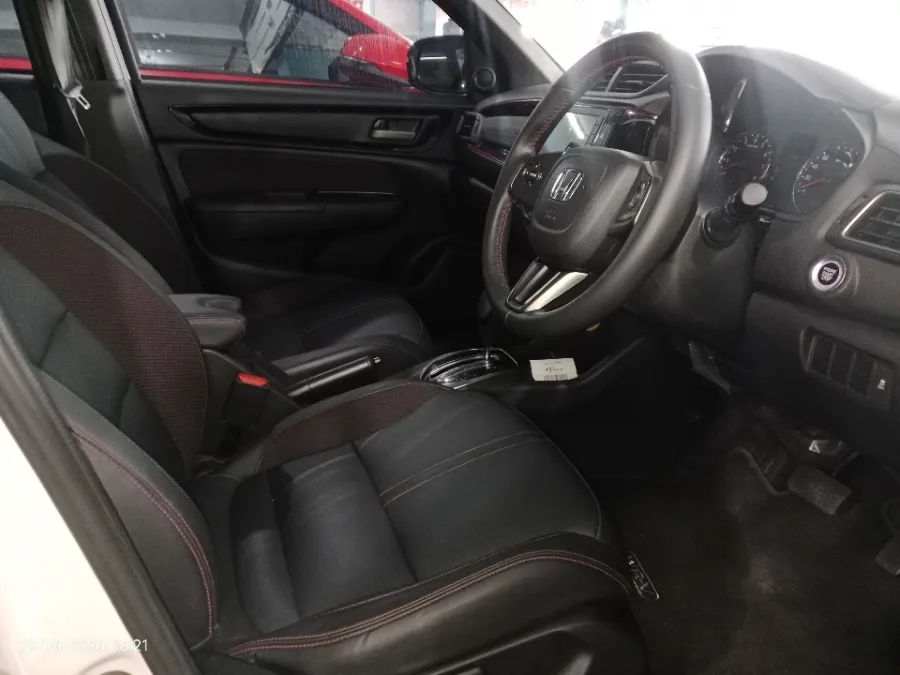 Foto Mobil Bekas Kabin Depan Honda WR-V 1.5 RS tahun 2024